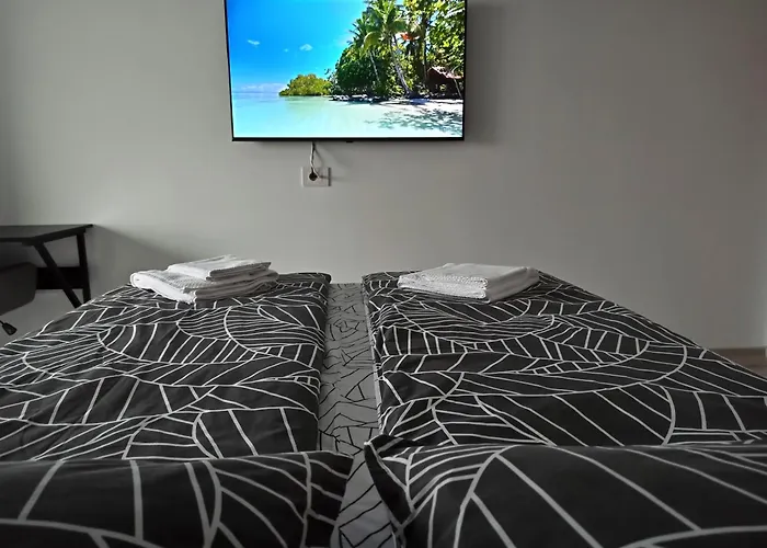 Summer Haven - Self Check-In, Parking, Fast Wi-Fi & Netflix, Terrace, Prima Shops