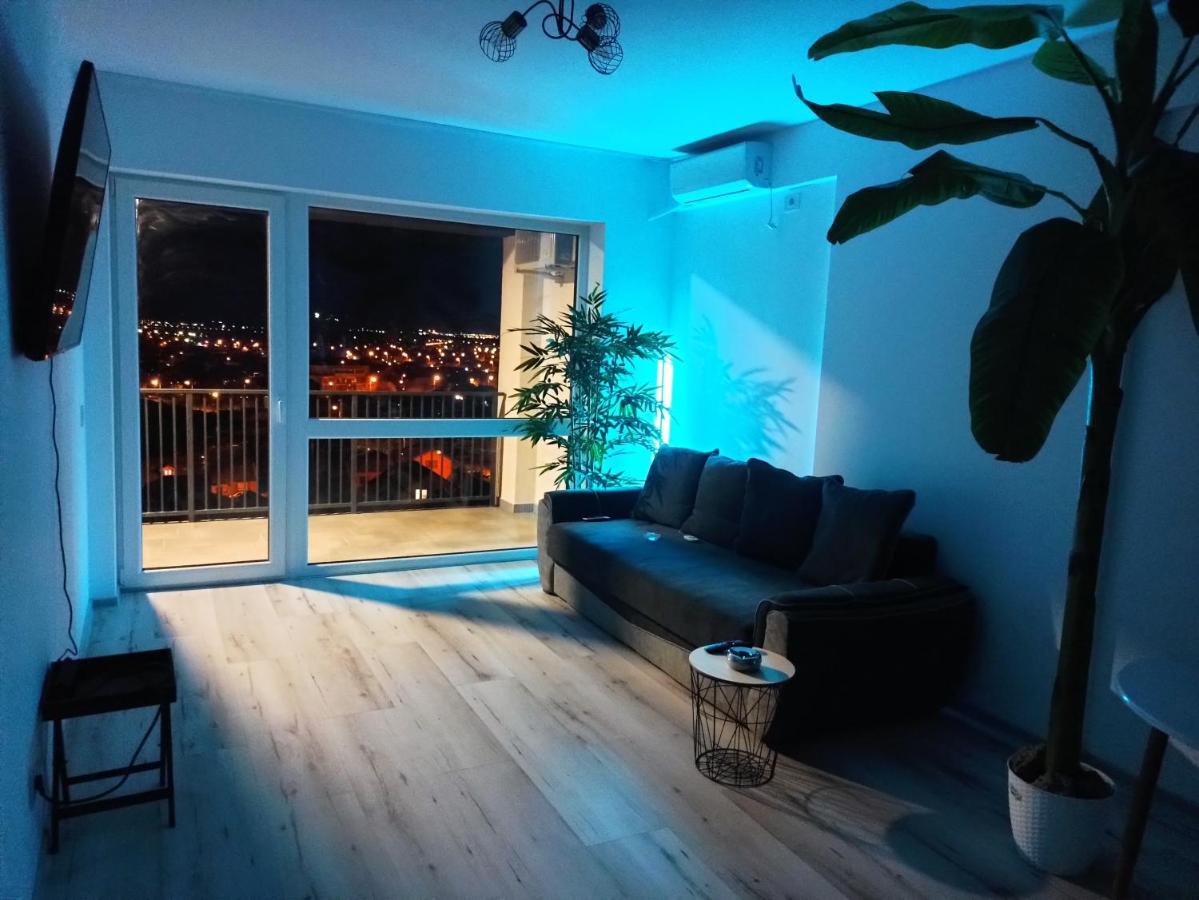Summer Haven - Self Check-In, Parking, Fast Wi-Fi & Netflix, Terrace, Prima Shops