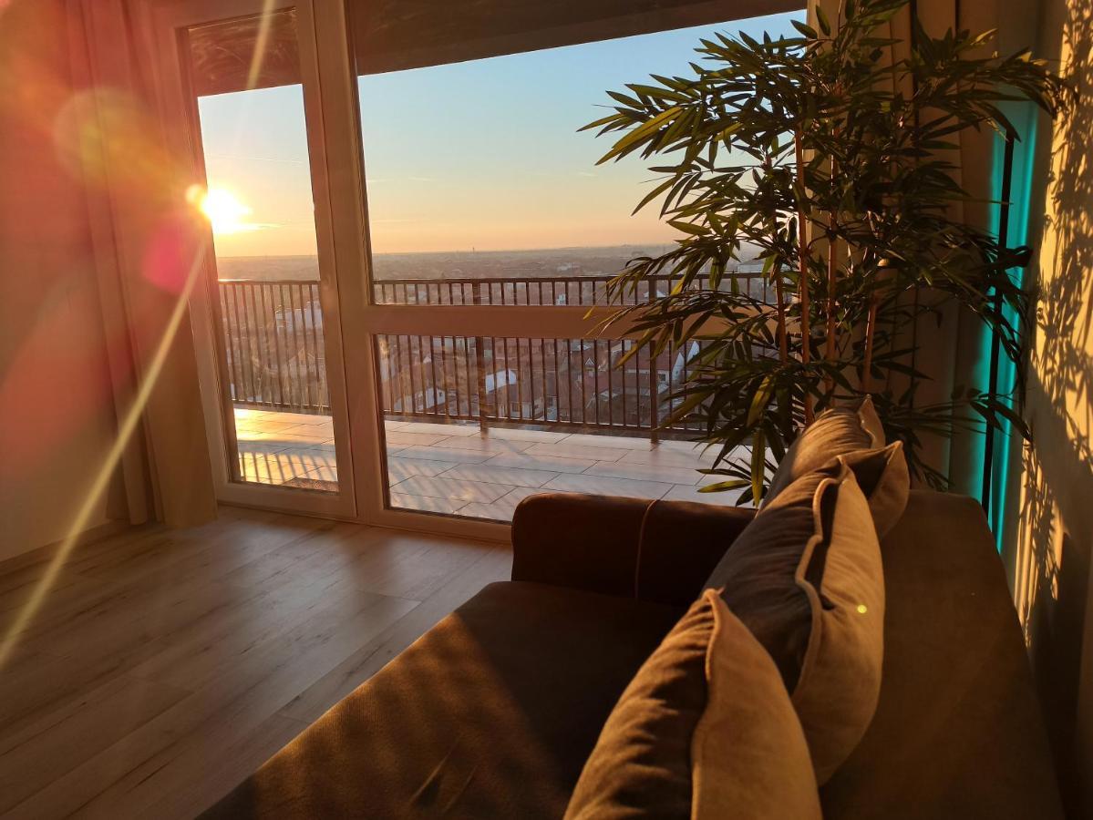 Summer Haven - Self Check-In, Parking, Fast Wi-Fi & Netflix, Terrace, Prima Shops Oradea