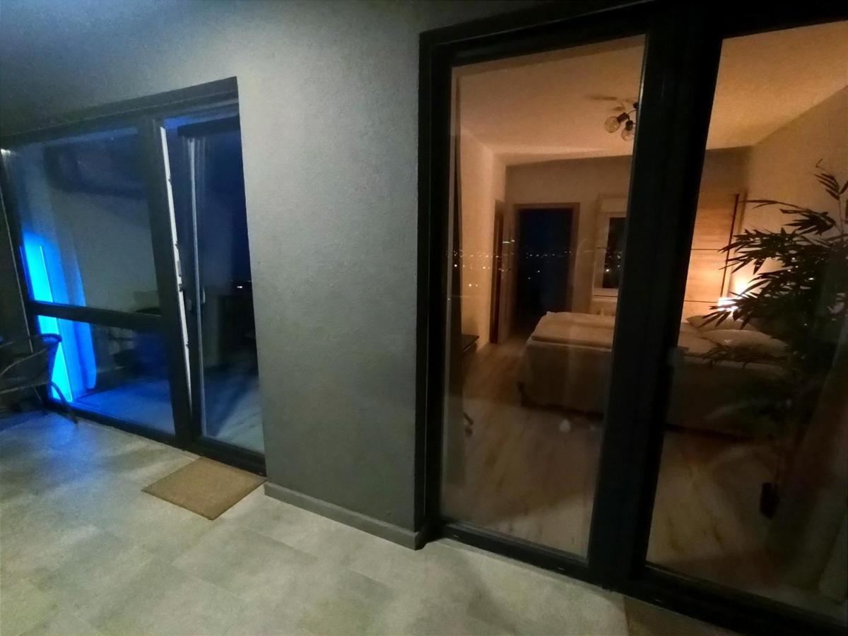 Summer Haven - Self Check-In, Parking, Fast Wi-Fi & Netflix, Terrace, Prima Shops Oradea
