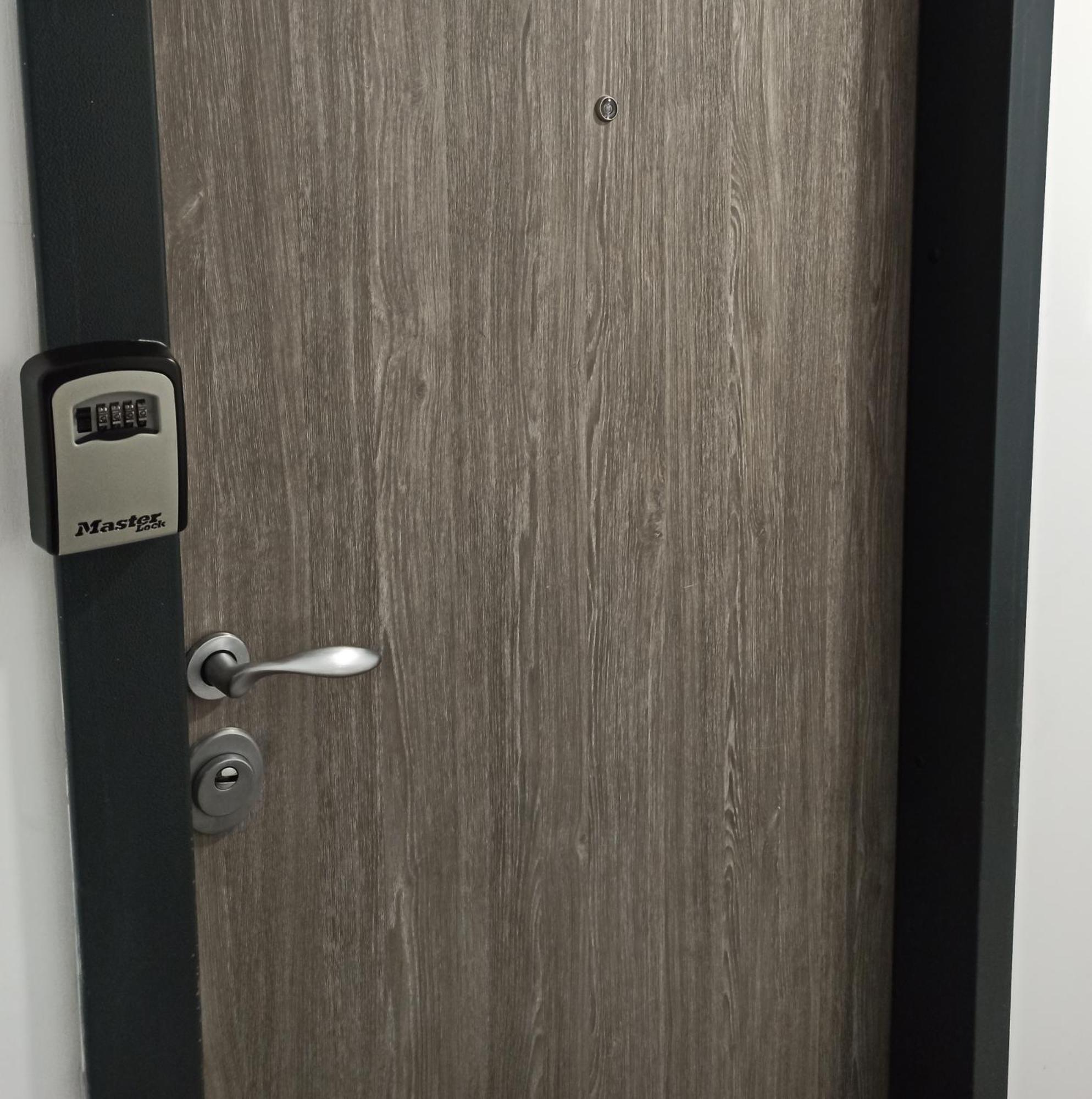 Summer Haven - Self Check-In, Parking, Fast Wi-Fi & Netflix, Terrace, Prima Shops Apartment