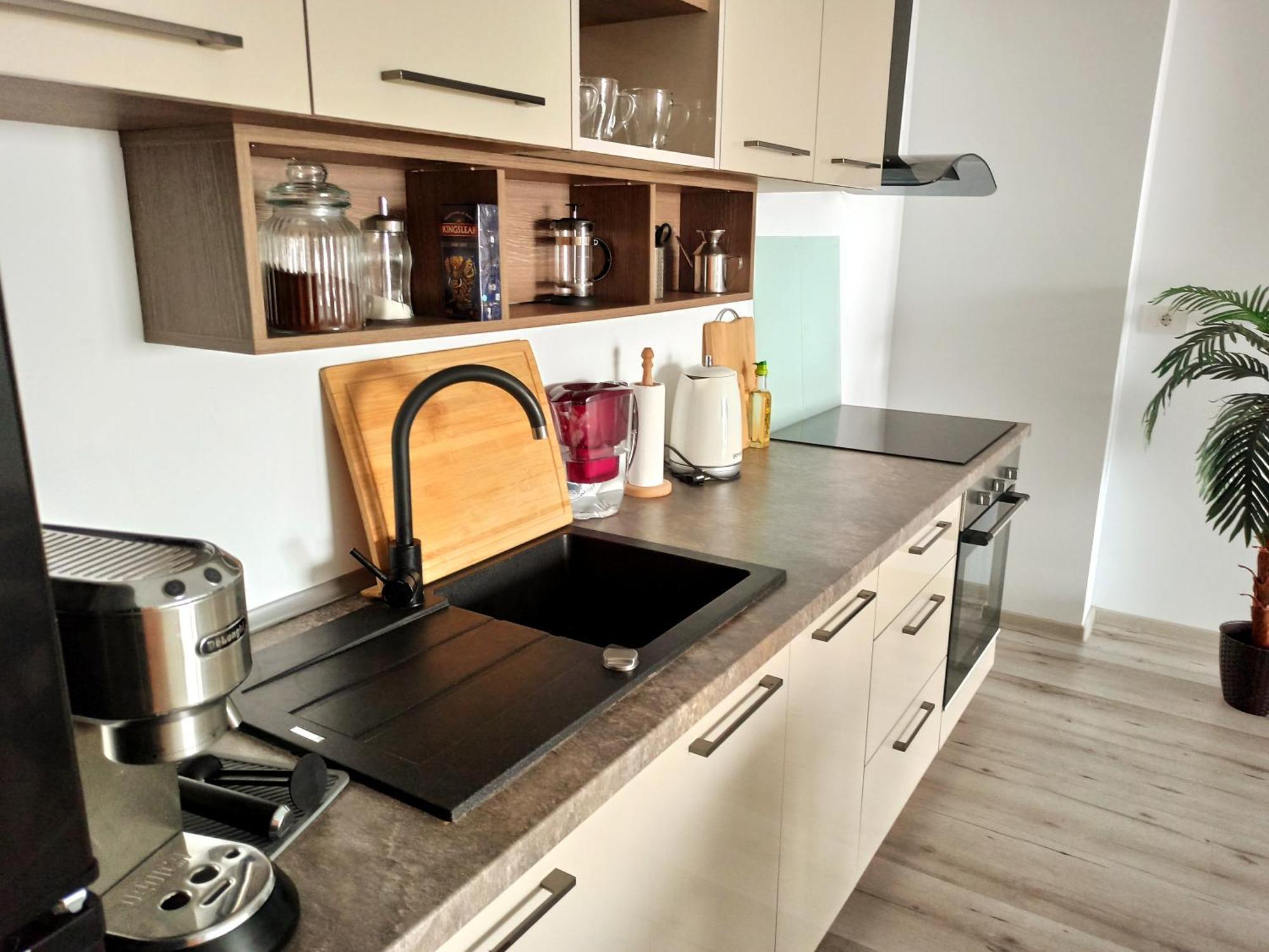 Apartment Summer Haven - Self Check-In, Parking, Fast Wi-Fi & Netflix, Terrace, Prima Shops