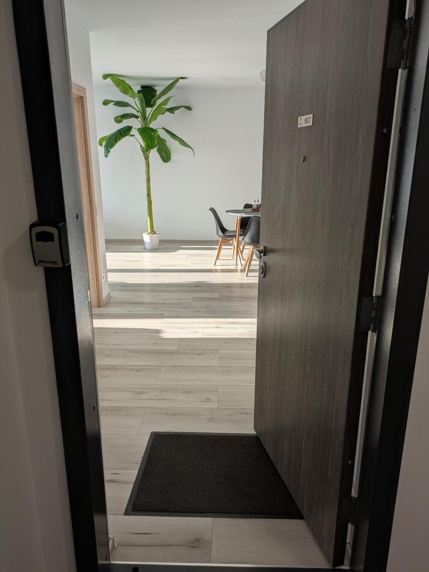 Apartament Summer Haven - Self Check-In, Parking, Fast Wi-Fi & Netflix, Terrace, Prima Shops Oradea
